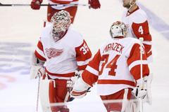 Petr Mrázek střídá Jimmyho Howarda v zápase proti Winipegu