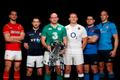 Kapitáni zúčastněných týmů s trofejí pro vítěze turnaje Six Nations