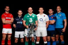 Kapitáni zúčastněných týmů s trofejí pro vítěze turnaje Six Nations