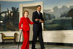 Nancy Reaganová File photo of U.S. President Obama escorting Nancy Reagan at the White House in Washington