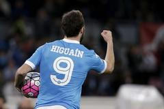 Gonzalo Higuaín slaví branku Neapole