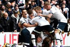 Harry Kane slaví se spoluhráči z Tottenhamu gól v síti Arsenalu