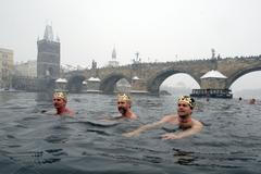 Otužilci u Karlova mostu