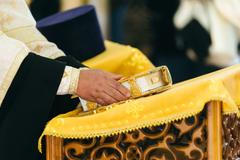 Kněží - kněz - Francie - církev - obřad - ilustrační