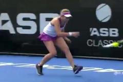 Jelena Ostapenková zasáhla sběrače míčku raketou