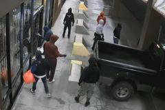 Plán zlodějů ukrást desítky zbraní byl prostý. Vtrhli do obchodu jako hejno kobylek