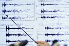 Šéf pozorovacího centra pro zemětřesení a tsunami japonského meteorologického úřadu ukazuje, jak jejich přístroje zaznamenaly test vodíkové pumy v KLDR