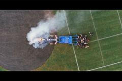 Ragbisté se přetlačují s vozem formule 1. Podívejte se, kdo vyhrál