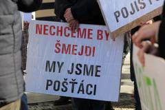 Pošťáci přichází o peníze i kvůli prodeji losů. Asi neplní plány, některým to nejde, říká šéf pošty