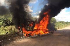 Etapa 2 z kokpitu: Hořící vůz a defekt pneumatiky