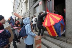 Demonstranti z Kliniky na ÚZSVM