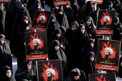 Íránky protestují v Teheránu proti popravě Nimra Bákira Nimra.