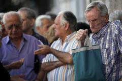 Řecká krize - Atény - Důchodci čekají na výplatu části mezd