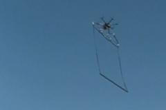 Japonská policie používá dron, který loví jiné bezpilotní stroje