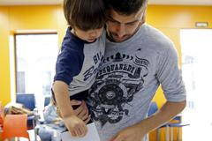 Gerard Pique, hráč FC Barcelona, hlasuje spolu se svým synem Milanem v regionálních volbách.