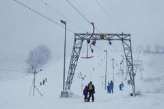 Ski areál - Olešnice v Orlických horách - sjezdovka - lyžaři - vlek