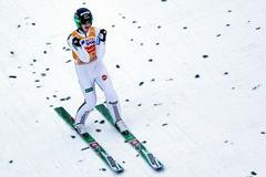 Slovinský skokan Peter Prevc slaví vítězství v Innsbrucku