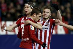 Antoine Griezmann slaví se spoluhráči Atlética Madrid