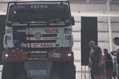 Čeští závodníci si přebrali stroje a Dakar může začít