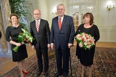 Prezident Miloš Zeman s manželkou Ivanou pozvali na tradiční novoroční oběd premiéra Bohuslava Sobotku s chotí Olgou.