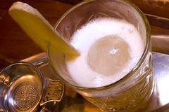 Co se nejvíc pije v českém špičkovém baru? Drink, který voní jako nemocnice