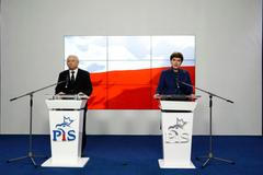 Kaczyński, šéf strany Právo a spravedlnost (PiS), a Szydlová, nová polská premiérka.