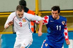 Chorvatsko - Česko: Michal Kadlec a Darijo Srna