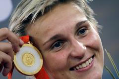 Barbora Špotáková se zlatou medailí z olympiády v Pekingu 2008.