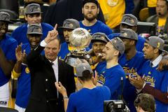 Basketbalisté Golden State s trofejí pro vítěze Západní konference NBA.