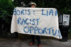 Před domem Borise Johnsona.