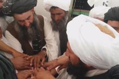 Velitelé Tálibánu měli slíbit věrnost novému vůdci. Krátce po zabití starého