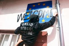 Muž protestuje proti uzavření hranic v Brenneru