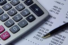 Peníze, kalkulačka - ilustrační foto