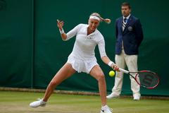 Petra Kvitová slaví výhru v 1. kole Wimldonu nad Rumunkou Cirsteaovou