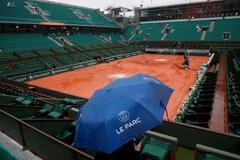 Centrkurt v Paříži zalévá déšť (2016)