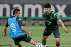 Fotbalista Alan Pulido (vpravo), který byl unesen na severu Mexika