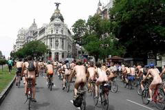 Protest španělských nudistů na kolech: respektuje cyklisty
