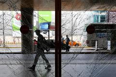 Rozbité okno Atatürkova letiště