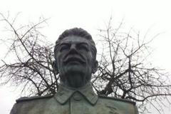 Stalin, socha, Bazoš.cz