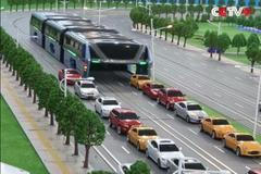 Firma staví křížence metra a autobusu, pod kterým budou projíždět auta