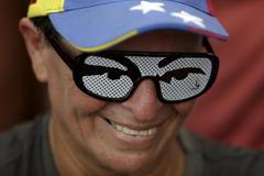 Venezuelan v brýlích s očima Huga Cháveze.