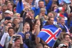 Island se raduje ze slavné výhry. Pozadu nezůstal ani jeho fotbalem posedlý komentátor