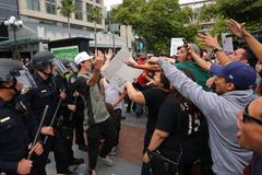 Předvolební mítink Donalda Trumpa v San Diegu provázely násilnosti