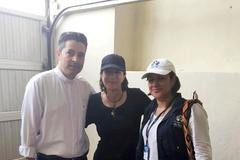 Španělská novinářka Salud Hernándezová-Moraová s knězem Ramonem Torradem a vládní úřednicí Martou Bustamantovou.