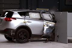 Crash test IIHS Toyota RAV4- náraz do překážky