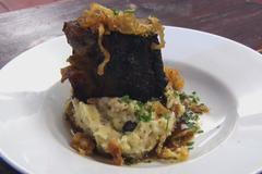 Dopřejte si pečená hovězí žebra z Únětického pivovaru