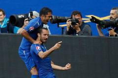 Euro 2016, Itálie-Španělsko: Giorgio Chiellini a Eder slaví gól na 1:0