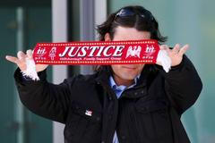 Spravedlnost. Příbuzní reagují na verdikt poroty, týkající se tragédie na stadionu Hillsborough z dubna 1989.