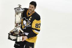 Útočník Pittsburghu Sidney Crosby s trofejí pro vítěze Východní konference.