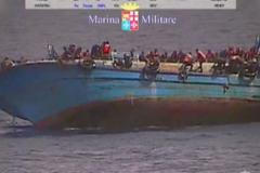 Italové zveřejnili video ze ztroskotání a převrácení lodi se stovkami uprchlíků